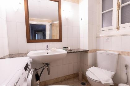 Ideal 4 bdr Apartment in Plaka for 10! - image 12