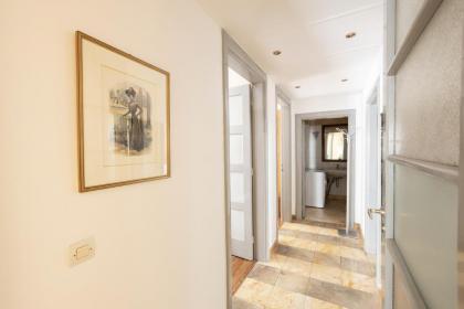 Ideal 4 bdr Apartment in Plaka for 10! - image 16