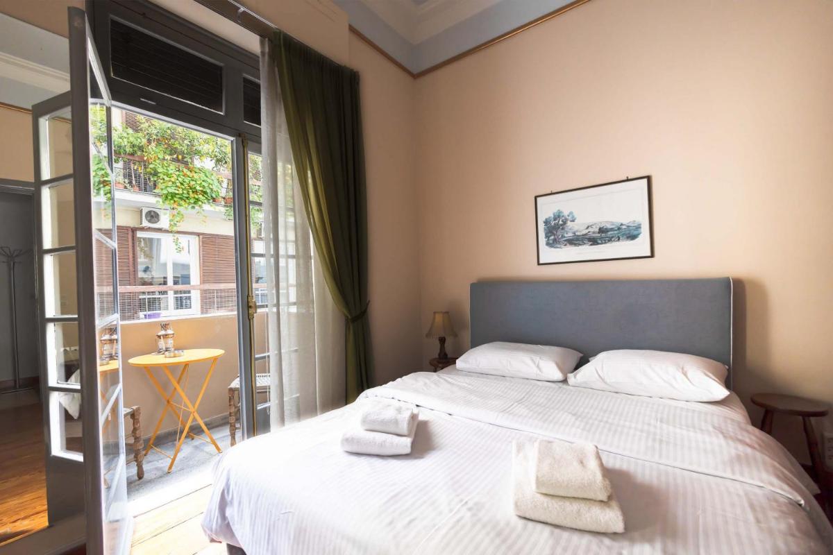 Ideal 4 bdr Apartment in Plaka for 10! - image 3