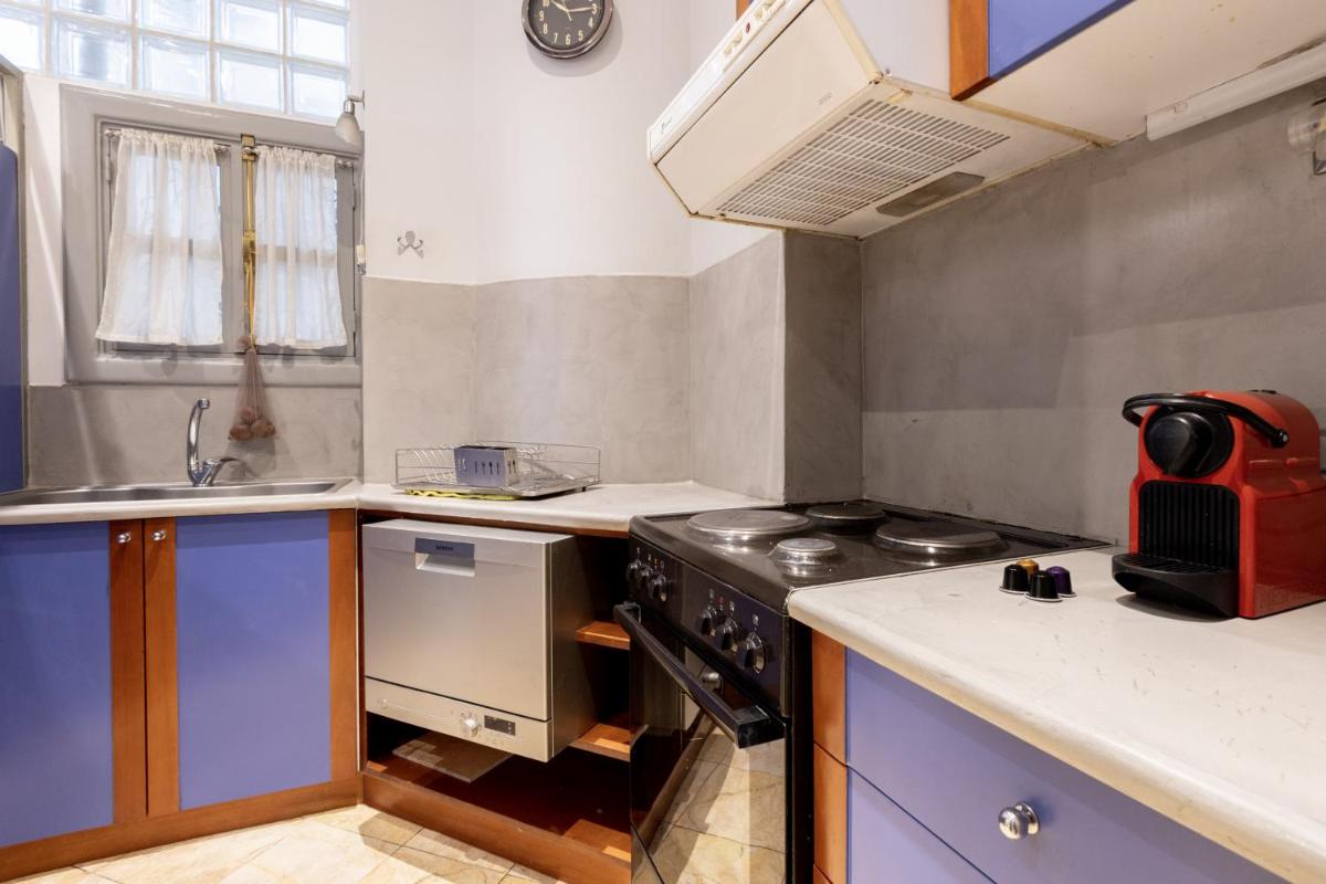 Ideal 4 bdr Apartment in Plaka for 10! - image 6