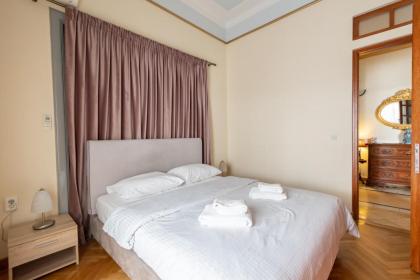 Ideal 4 bdr Apartment in Plaka for 10! - image 8