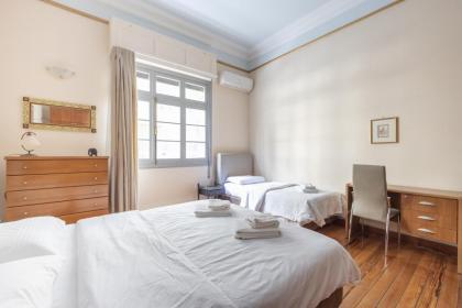 Ideal 4 bdr Apartment in Plaka for 10! - image 9