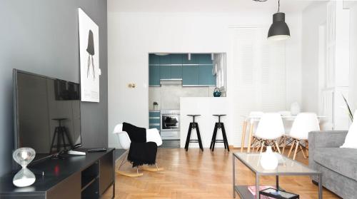 Modern Downtown Flat near the Acropolis by UPSTREET - image 2