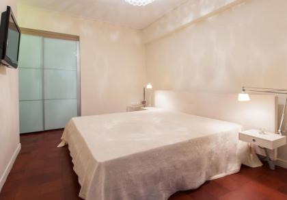 Pantheon Luxurious Flat - image 13