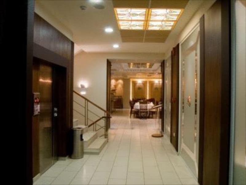 Crystal City Hotel - image 2