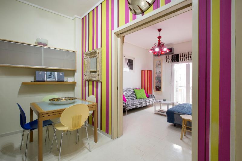 Cosy Apartment 150m from Acropolis Metro - image 2