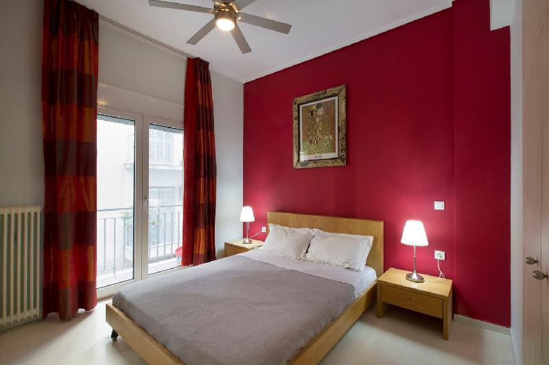 Cosy Apartment 150m from Acropolis Metro - image 4