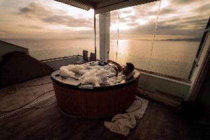 Sky&Sea Luxury Loft Suite. Jacuzzi Spa&Fireplace. - image 11