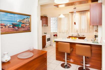 Vintage Apartment in Downtown Athens! - image 9