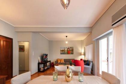 Spacious 3 Bedroom apt near Acropolis museum - image 9