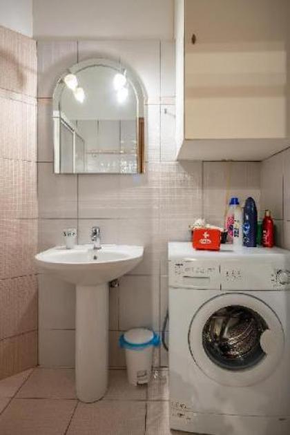 Flat in excellent location with private parking - image 10