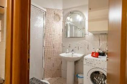 Flat in excellent location with private parking - image 12