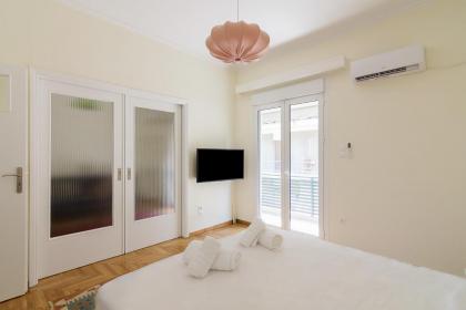 Bright and Spacious 2-bedrooms Apartment in Athens - image 5