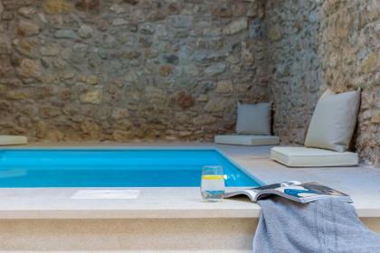 Incomparable Plaka's Luxury Apt Private Pool - image 9