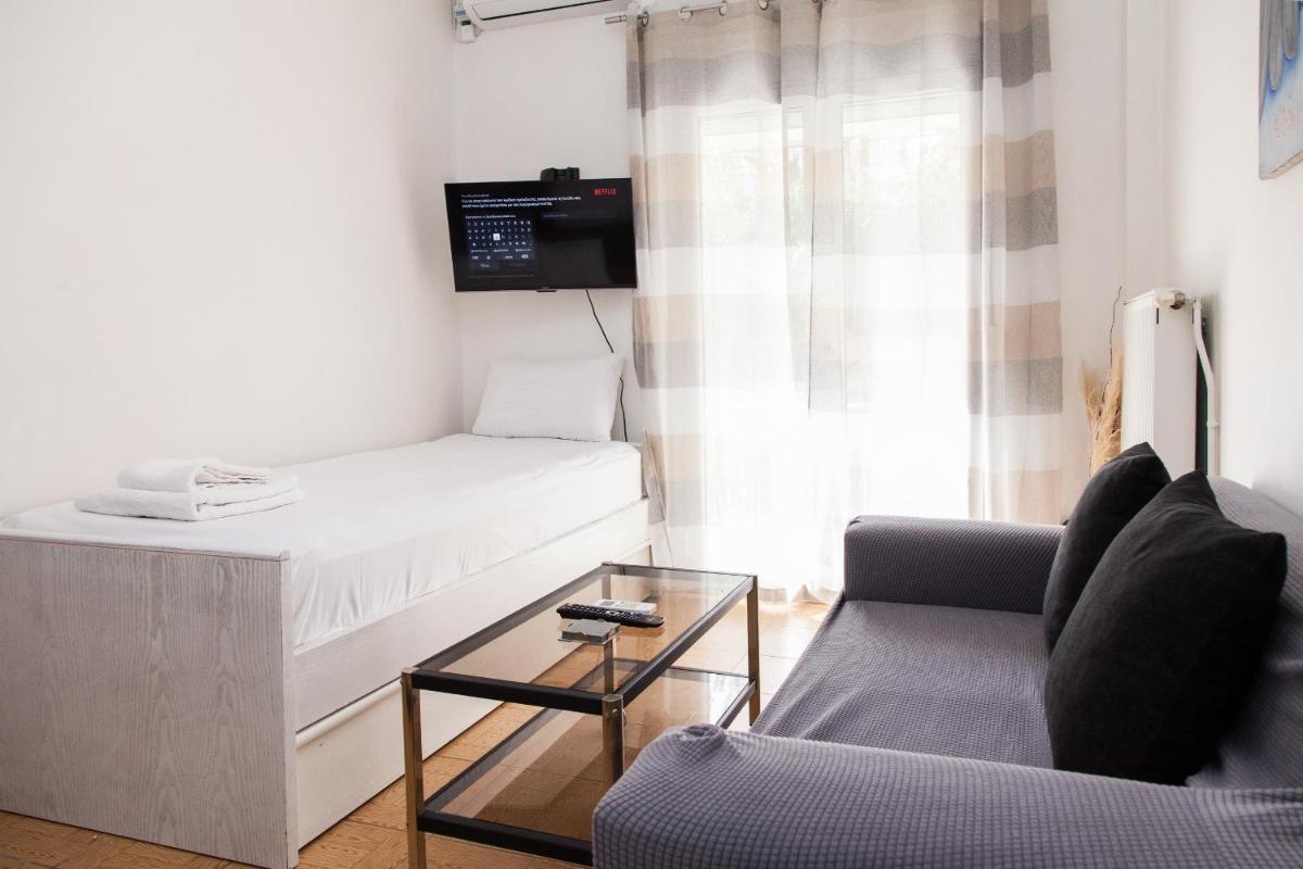 Cozy apartment near Stavros Niarchos Park - image 4