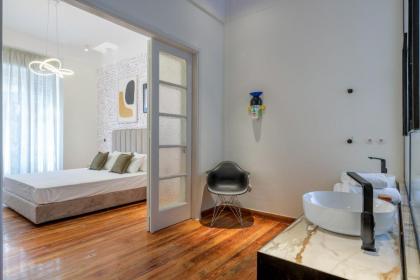 An Outstanding 3 bdrm Apartment in the Heart of Athens - image 6