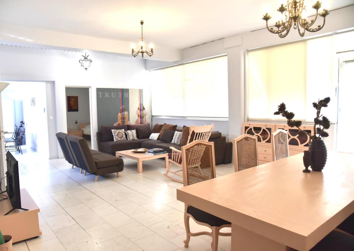 Ypsilon IconicAthensHome 140m2 Family & Pet Friendly Luxurious 3 bdm apt Acropolis 10 min taxi drive for 8 euro Quiet central neighborhood shopping 2 min walk fast wifi free parking Park with running track across the street - main image