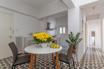 Charming Central Apt with Parking - image 16