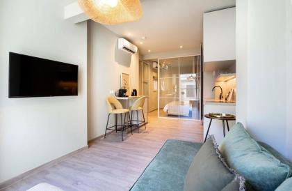 Yalarent Stunning Apartments at the Heart of Athens - image 11