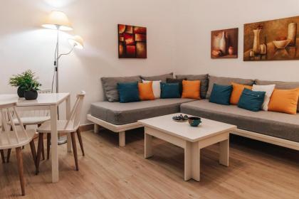 Monastiraki-Psiri Old Town 1-bdr apt sleep 2-4p spacious court yard - image 10